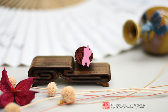 全手工噴砂印章:紅虎眼石開運印章實際成品、印章作品分享、紅虎眼石印章材質介紹。(銀行印鑑,一圓一方),傳家印章桃園店。2021.01.21 全手工噴砂印章:紅虎眼石開運印章實際成品、印章作品分享、紅虎眼石印章材質介紹。(銀行印鑑,一圓一方),傳家印章桃園店。2021.01.21