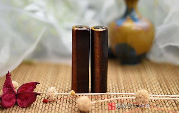 全手工噴砂印章:紅虎眼石臍帶章實際成品、印章作品分享、紅虎眼石印章材質介紹。(臍帶印章、肚臍章、肚臍印章,胎毛印章,一圓一方)傳家手工印章桃園店。2021.01.29 全手工噴砂印章:紅虎眼石臍帶章實際成品、印章作品分享、紅虎眼石印章材質介紹。(臍帶印章、肚臍章、肚臍印章,胎毛印章,一圓一方)傳家手工印章桃園店。2021.01.29