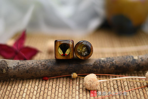 全手工噴砂印章:紅虎眼石臍帶章實際成品、印章作品分享、紅虎眼石印章材質介紹。(臍帶印章、肚臍章、肚臍印章,胎毛印章,一圓一方)傳家手工印章桃園店。2021.01.29 全手工噴砂印章:紅虎眼石臍帶章實際成品、印章作品分享、紅虎眼石印章材質介紹。(臍帶印章、肚臍章、肚臍印章,胎毛印章,一圓一方)傳家手工印章桃園店。2021.01.29
