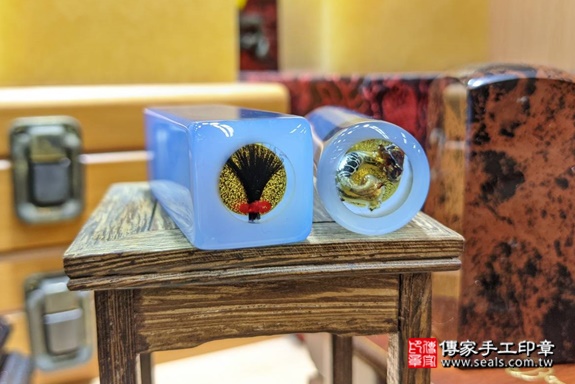 半手工噴砂印章：藍瑪瑙臍髮章實際成品、印章作品分享、藍瑪瑙印章材質介紹。（臍帶印章、肚臍章、肚臍印章，一圓一方）傳家手工印章高雄店。2021.01.31