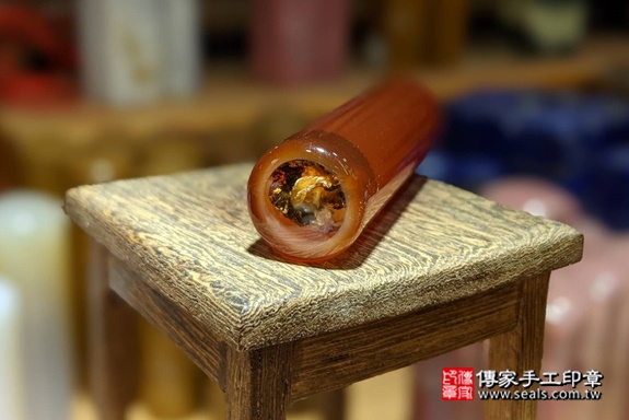 半手工噴砂印章:紅瑪瑙臍帶章實際成品、印章作品分享、紅瑪瑙印章材質介紹。(臍帶印章、肚臍章、肚臍印章,一圓一方)傳家手工印章高雄店。2021.02.01 半手工噴砂印章:紅瑪瑙臍帶章實際成品、印章作品分享、紅瑪瑙印章材質介紹。(臍帶印章、肚臍章、肚臍印章,一圓一方)傳家手工印章高雄店。2021.02.01