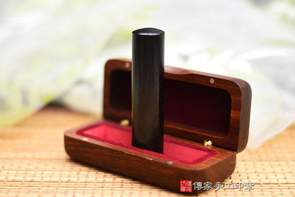 全手工篆刻印章:黑檀木開運印章實際成品、印章作品分享、黑檀木印章材質介紹。(銀行印鑑,一圓一方),傳家印章桃園店。2021.01.31 全手工篆刻印章:黑檀木開運印章實際成品、印章作品分享、黑檀木印章材質介紹。(銀行印鑑,一圓一方),傳家印章桃園店。2021.01.31