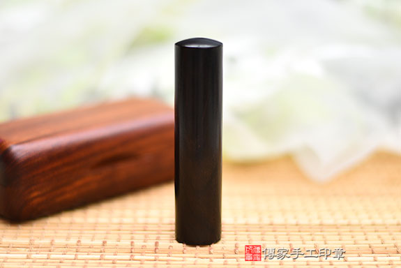 全手工篆刻印章:黑檀木開運印章實際成品、印章作品分享、黑檀木印章材質介紹。(銀行印鑑,一圓一方),傳家印章桃園店。2021.01.31 全手工篆刻印章:黑檀木開運印章實際成品、印章作品分享、黑檀木印章材質介紹。(銀行印鑑,一圓一方),傳家印章桃園店。2021.01.31