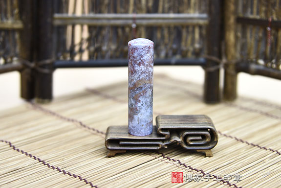 全手工噴砂印章:紫水草玉開運印章實際成品、印章作品分享、紫水草玉印章材質介紹。(銀行印鑑,一圓一方),傳家印章桃園店。2021.02.05 全手工噴砂印章:紫水草玉開運印章實際成品、印章作品分享、紫水草玉印章材質介紹。(銀行印鑑,一圓一方),傳家印章桃園店。2021.02.05