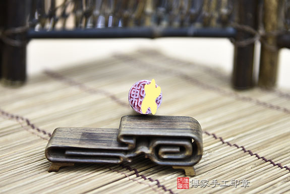 全手工噴砂印章:紫水草玉開運印章實際成品、印章作品分享、紫水草玉印章材質介紹。(銀行印鑑,一圓一方),傳家印章桃園店。2021.02.05 全手工噴砂印章:紫水草玉開運印章實際成品、印章作品分享、紫水草玉印章材質介紹。(銀行印鑑,一圓一方),傳家印章桃園店。2021.02.05