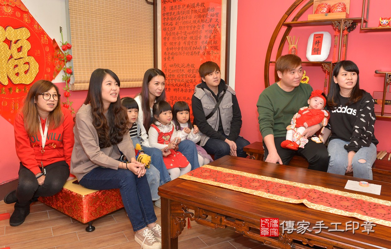  新北市永和區黃寶寶古禮收涎祝福活動:收涎過程拍照。照片3