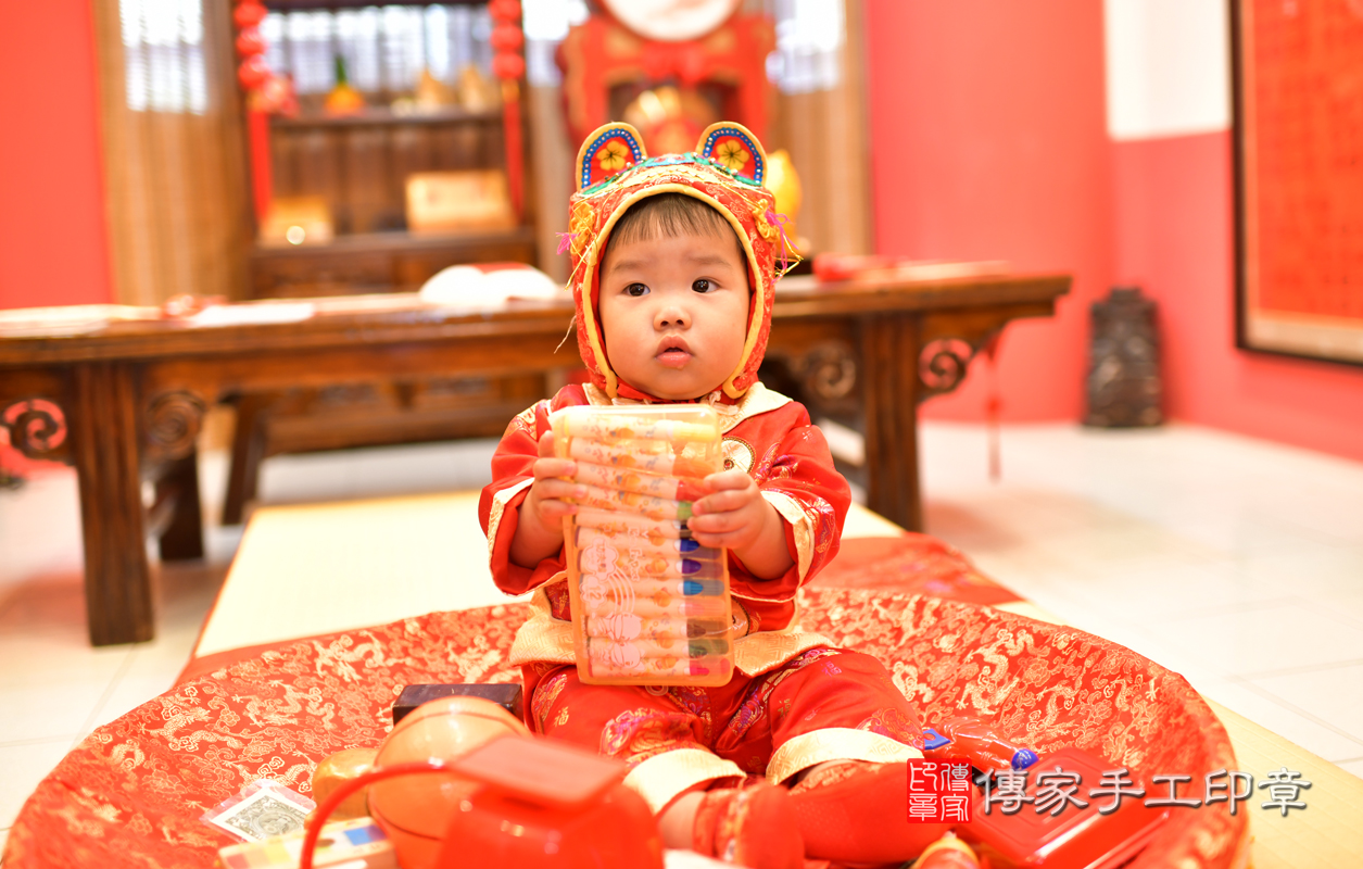 高雄市鳳山區楊寶寶古禮抓周祝福活動。照片1