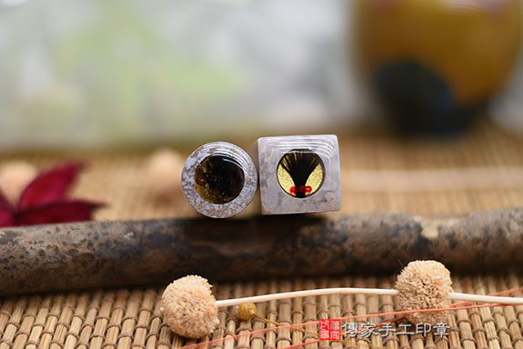 全手工噴砂印章:紫水草玉臍帶章實際成品、印章作品分享、紫水草玉印章材質介紹。(臍帶印章、肚臍章、肚臍印章,胎毛印章,一圓一方)傳家手工印章桃園店。2021.02.10 全手工噴砂印章:紫水草玉臍帶章實際成品、印章作品分享、紫水草玉印章材質介紹。(臍帶印章、肚臍章、肚臍印章,胎毛印章,一圓一方)傳家手工印章桃園店。2021.02.10