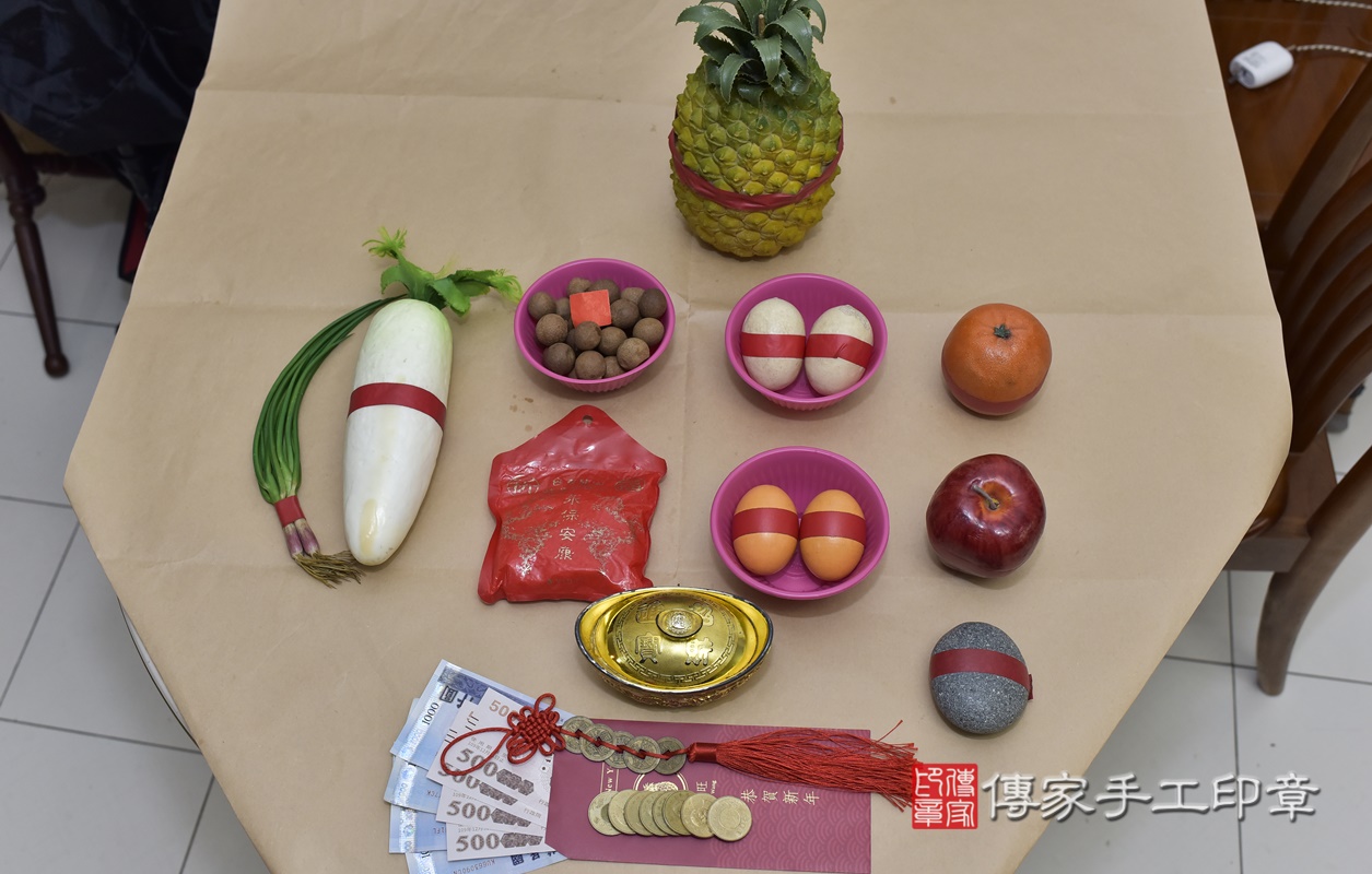 剃胎毛、滿月剃頭、嬰兒剃頭、嬰兒理髮、嬰兒剃髮、嬰兒剃胎毛、嬰兒滿月剃頭、寶寶剃頭、剃胎毛儀式、剃胎毛吉祥話、滿月剃頭儀式、滿月剃頭吉祥話、寶寶剃胎毛、寶寶滿月剃頭理髮、 新北市板橋區剃胎毛、新北市板橋區滿月剃頭、新北市板橋區嬰兒剃頭剃胎毛、新北市板橋區嬰兒理髮、新北市嬰兒剃髮、 張寶寶(新北市板橋區到府嬰兒寶寶滿月剃頭理髮、到府嬰兒剃胎毛儀式吉祥話)。到府剃頭剃胎毛主持、專業拍照、DVD光碟、證書。★購買「臍帶章、肚臍章、胎毛筆刷印章」贈送：剃頭、收涎、抓周，三選一。2020.11.26照片3