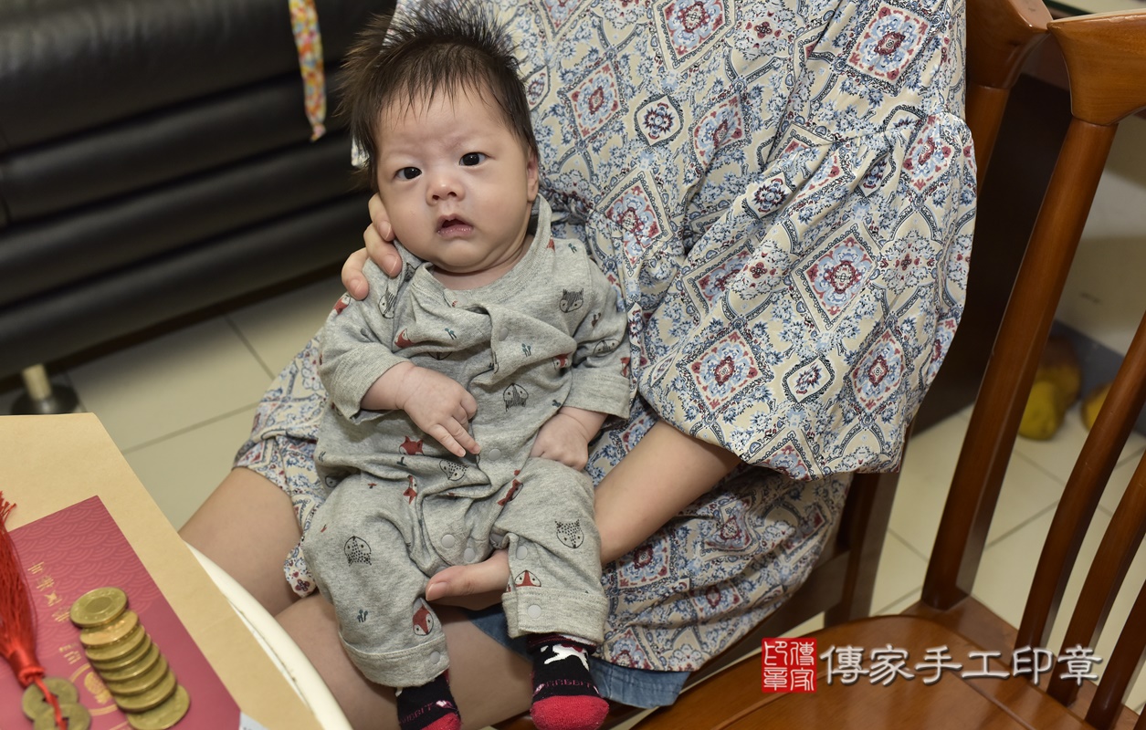 剃胎毛、滿月剃頭、嬰兒剃頭、嬰兒理髮、嬰兒剃髮、嬰兒剃胎毛、嬰兒滿月剃頭、寶寶剃頭、剃胎毛儀式、剃胎毛吉祥話、滿月剃頭儀式、滿月剃頭吉祥話、寶寶剃胎毛、寶寶滿月剃頭理髮、 新北市板橋區剃胎毛、新北市板橋區滿月剃頭、新北市板橋區嬰兒剃頭剃胎毛、新北市板橋區嬰兒理髮、新北市嬰兒剃髮、 張寶寶(新北市板橋區到府嬰兒寶寶滿月剃頭理髮、到府嬰兒剃胎毛儀式吉祥話)。到府剃頭剃胎毛主持、專業拍照、DVD光碟、證書。★購買「臍帶章、肚臍章、胎毛筆刷印章」贈送：剃頭、收涎、抓周，三選一。2020.11.26照片2