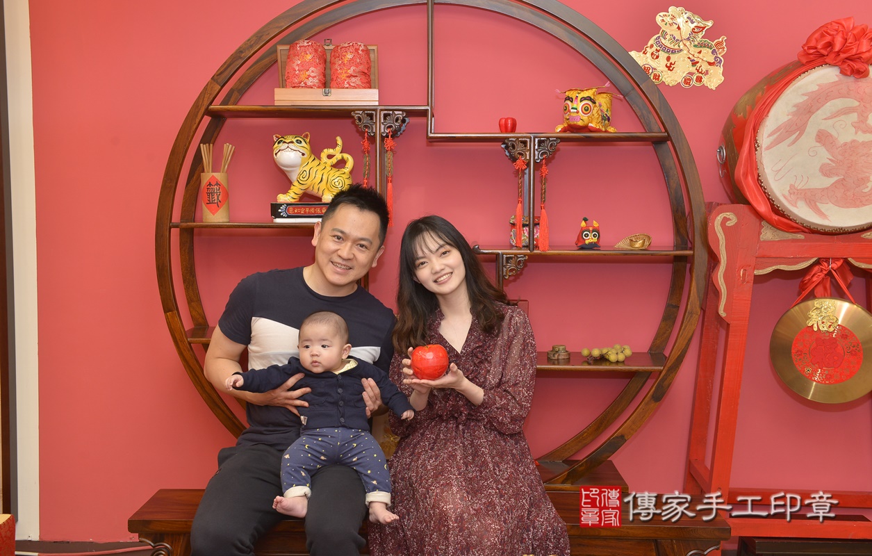 剃胎毛、滿月剃頭、嬰兒剃頭、嬰兒理髮、嬰兒剃髮、嬰兒剃胎毛、嬰兒滿月剃頭、寶寶剃頭、剃胎毛儀式、剃胎毛吉祥話、滿月剃頭儀式、滿月剃頭吉祥話、寶寶剃胎毛、寶寶滿月剃頭理髮、 新北市永和區剃胎毛、新北市永和區滿月剃頭、新北市永和區嬰兒剃頭剃胎毛、新北市永和區嬰兒理髮、新北市嬰兒剃髮、 陳寶寶(新北市永和區嬰兒寶寶滿月剃頭理髮、嬰兒剃胎毛儀式吉祥話)。中國風會場，爸媽寶貝穿「日中韓」古裝禮服。專業拍照、DVD光碟、證書。★購買「臍帶章、肚臍章、胎毛筆刷印章」贈送：剃頭、收涎、抓周，三選一。2020.12.12照片11
