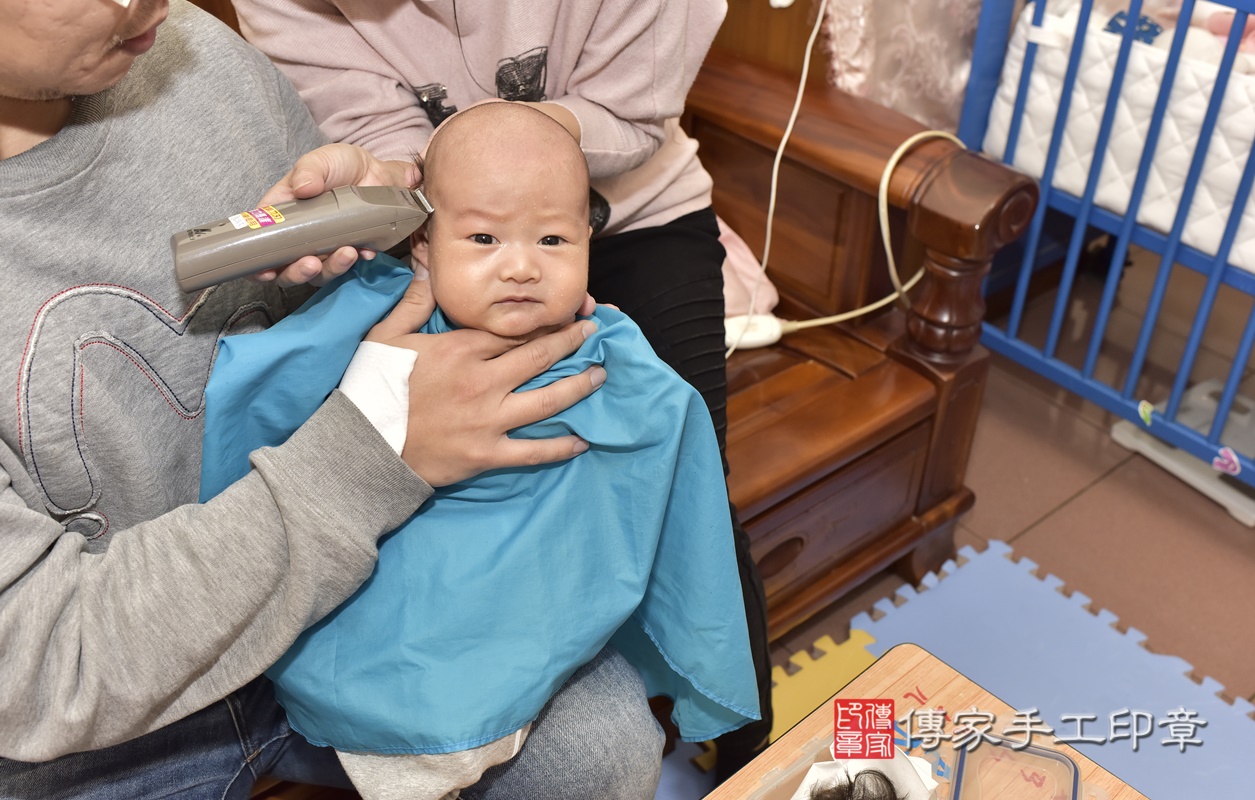 剃胎毛、滿月剃頭、嬰兒剃頭、嬰兒理髮、嬰兒剃髮、嬰兒剃胎毛、嬰兒滿月剃頭、寶寶剃頭、剃胎毛儀式、剃胎毛吉祥話、滿月剃頭儀式、滿月剃頭吉祥話、寶寶剃胎毛、寶寶滿月剃頭理髮、 新北市中和區剃胎毛、新北市中和區滿月剃頭、新北市中和區嬰兒剃頭剃胎毛、新北市中和區嬰兒理髮、新北市嬰兒剃髮、 陳寶寶(新北市中和區到府嬰兒寶寶滿月剃頭理髮、到府嬰兒剃胎毛儀式吉祥話)。到府剃頭剃胎毛主持、專業拍照、DVD光碟、證書。★購買「臍帶章、肚臍章、胎毛筆刷印章」贈送：剃頭、收涎、抓周，三選一。2020.12.28照片29