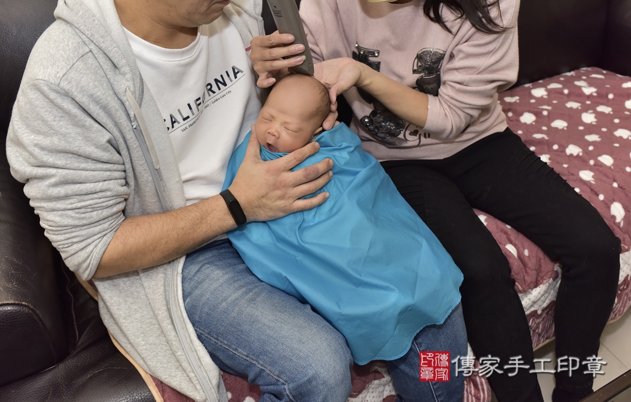 剃胎毛、滿月剃頭、嬰兒剃頭、嬰兒理髮、嬰兒剃髮、嬰兒剃胎毛、嬰兒滿月剃頭、寶寶剃頭、剃胎毛儀式、剃胎毛吉祥話、滿月剃頭儀式、滿月剃頭吉祥話、寶寶剃胎毛、寶寶滿月剃頭理髮、 台北市南港區剃胎毛、台北市南港區滿月剃頭、台北市南港區嬰兒剃頭剃胎毛、台北市南港區嬰兒理髮、台北市嬰兒剃髮、 潘寶寶(台北市南港區到府嬰兒寶寶滿月剃頭理髮、到府嬰兒剃胎毛儀式吉祥話)。到府剃頭剃胎毛主持、專業拍照、DVD光碟、證書。★購買「臍帶章、肚臍章、胎毛筆刷印章」贈送：剃頭、收涎、抓周，三選一。2020.12.28照片19