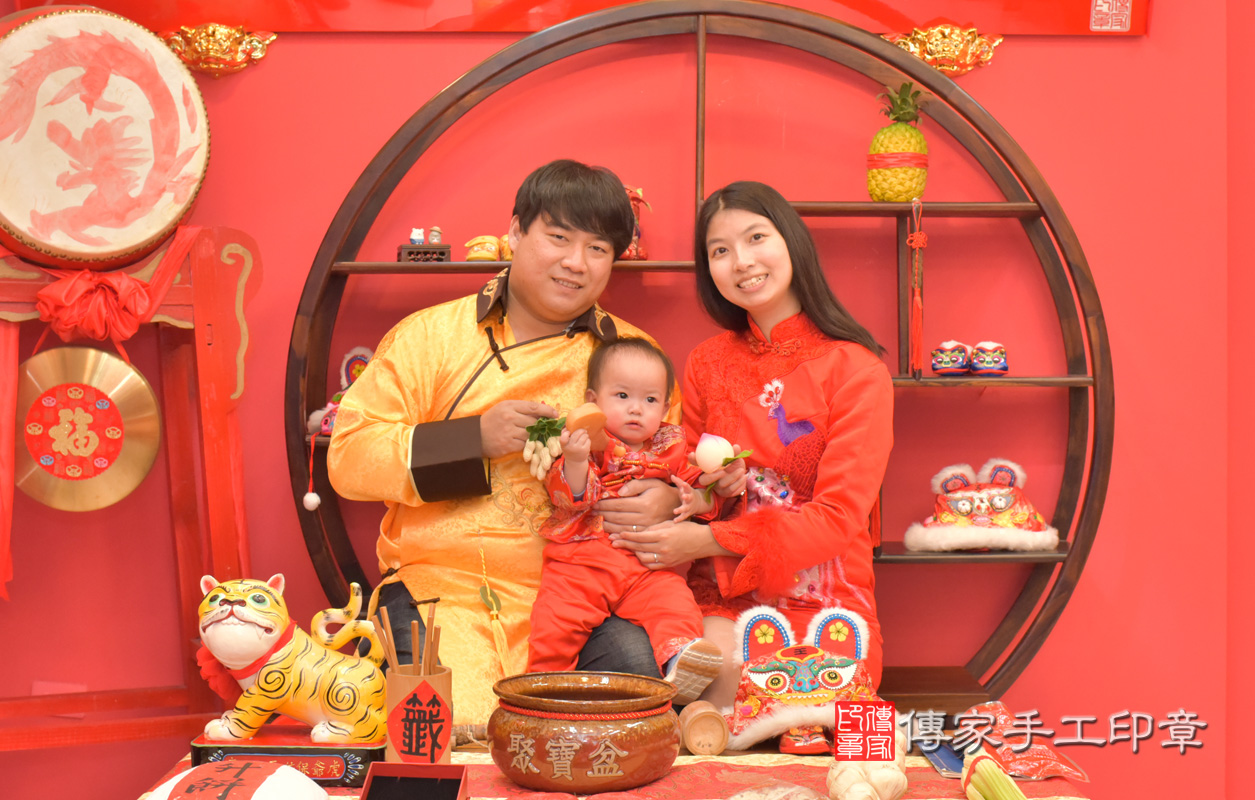 北區黃寶寶古禮抓周：抓周儀式【吃壽桃】。照片1