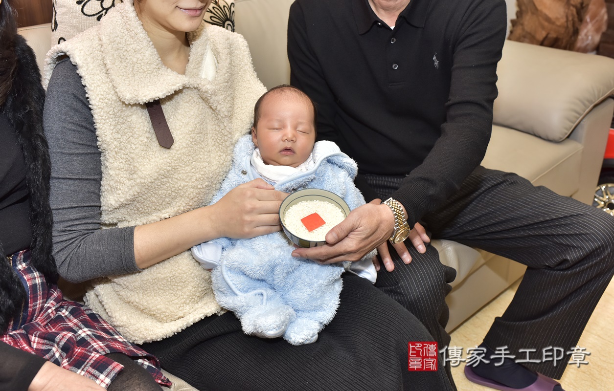 剃胎毛、滿月剃頭、嬰兒剃頭、嬰兒理髮、嬰兒剃髮、嬰兒剃胎毛、嬰兒滿月剃頭、寶寶剃頭、剃胎毛儀式、剃胎毛吉祥話、滿月剃頭儀式、滿月剃頭吉祥話、寶寶剃胎毛、寶寶滿月剃頭理髮、 台北市南港區剃胎毛、台北市南港區滿月剃頭、台北市南港區嬰兒剃頭剃胎毛、台北市南港區嬰兒理髮、台北市嬰兒剃髮、 鄭寶寶(台北市南港區到府嬰兒寶寶滿月剃頭理髮、到府嬰兒剃胎毛儀式吉祥話)。到府剃頭剃胎毛主持、專業拍照、DVD光碟、證書。★購買「臍帶章、肚臍章、胎毛筆刷印章」贈送：剃頭、收涎、抓周，三選一。2021.01.04照片12