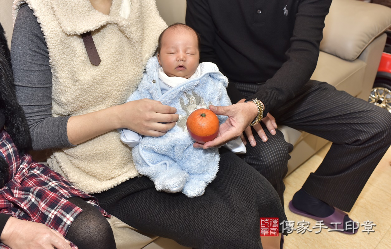 剃胎毛、滿月剃頭、嬰兒剃頭、嬰兒理髮、嬰兒剃髮、嬰兒剃胎毛、嬰兒滿月剃頭、寶寶剃頭、剃胎毛儀式、剃胎毛吉祥話、滿月剃頭儀式、滿月剃頭吉祥話、寶寶剃胎毛、寶寶滿月剃頭理髮、 台北市南港區剃胎毛、台北市南港區滿月剃頭、台北市南港區嬰兒剃頭剃胎毛、台北市南港區嬰兒理髮、台北市嬰兒剃髮、 鄭寶寶(台北市南港區到府嬰兒寶寶滿月剃頭理髮、到府嬰兒剃胎毛儀式吉祥話)。到府剃頭剃胎毛主持、專業拍照、DVD光碟、證書。★購買「臍帶章、肚臍章、胎毛筆刷印章」贈送：剃頭、收涎、抓周，三選一。2021.01.04照片18