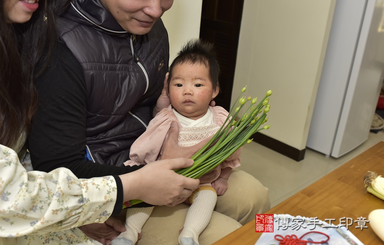 剃胎毛、滿月剃頭、嬰兒剃頭、嬰兒理髮、嬰兒剃髮、嬰兒剃胎毛、嬰兒滿月剃頭、寶寶剃頭、剃胎毛儀式、剃胎毛吉祥話、滿月剃頭儀式、滿月剃頭吉祥話、寶寶剃胎毛、寶寶滿月剃頭理髮、 新北市蘆洲區剃胎毛、新北市蘆洲區滿月剃頭、新北市蘆洲區嬰兒剃頭剃胎毛、新北市蘆洲區嬰兒理髮、新北市嬰兒剃髮、 簡寶寶(新北市蘆洲區到府嬰兒寶寶滿月剃頭理髮、到府嬰兒剃胎毛儀式吉祥話)。到府剃頭剃胎毛主持、專業拍照、DVD光碟、證書。★購買「臍帶章、肚臍章、胎毛筆刷印章」贈送：剃頭、收涎、抓周，三選一。2021.01.12照片19