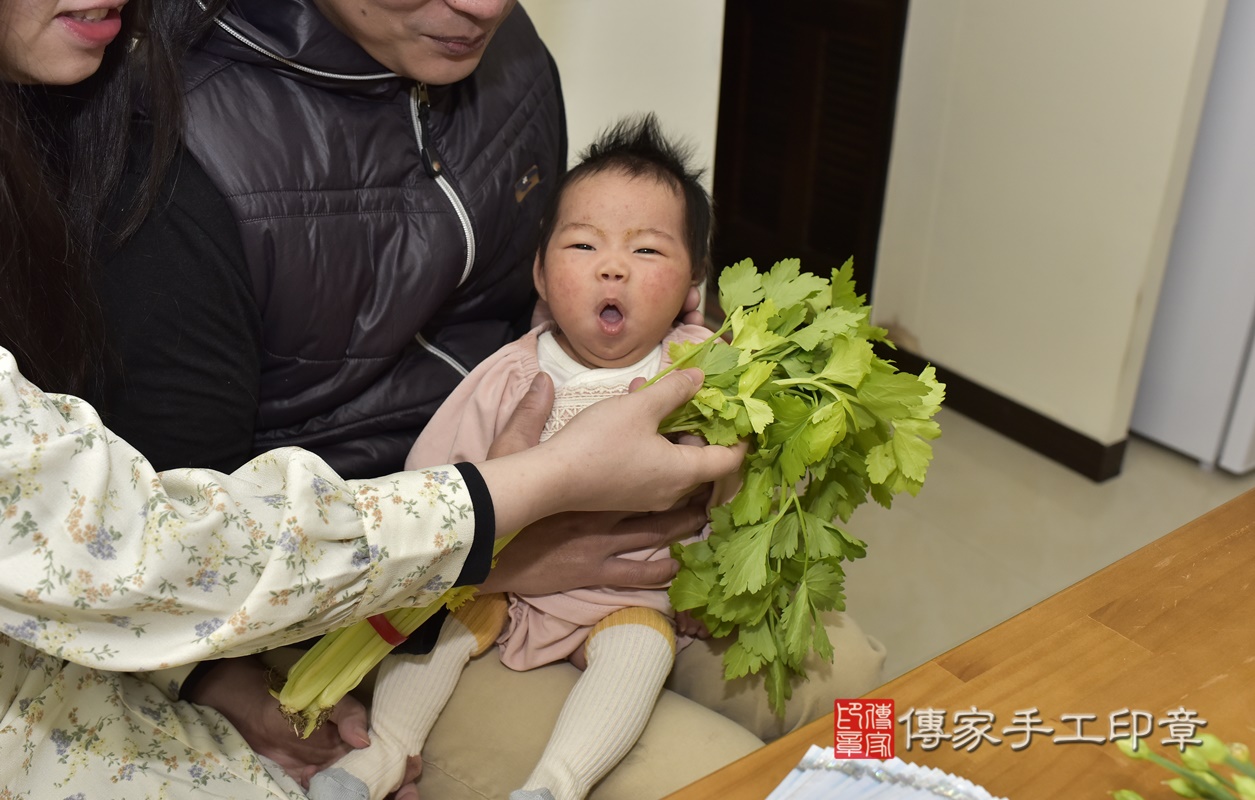 剃胎毛、滿月剃頭、嬰兒剃頭、嬰兒理髮、嬰兒剃髮、嬰兒剃胎毛、嬰兒滿月剃頭、寶寶剃頭、剃胎毛儀式、剃胎毛吉祥話、滿月剃頭儀式、滿月剃頭吉祥話、寶寶剃胎毛、寶寶滿月剃頭理髮、 新北市蘆洲區剃胎毛、新北市蘆洲區滿月剃頭、新北市蘆洲區嬰兒剃頭剃胎毛、新北市蘆洲區嬰兒理髮、新北市嬰兒剃髮、 簡寶寶(新北市蘆洲區到府嬰兒寶寶滿月剃頭理髮、到府嬰兒剃胎毛儀式吉祥話)。到府剃頭剃胎毛主持、專業拍照、DVD光碟、證書。★購買「臍帶章、肚臍章、胎毛筆刷印章」贈送：剃頭、收涎、抓周，三選一。2021.01.12照片21