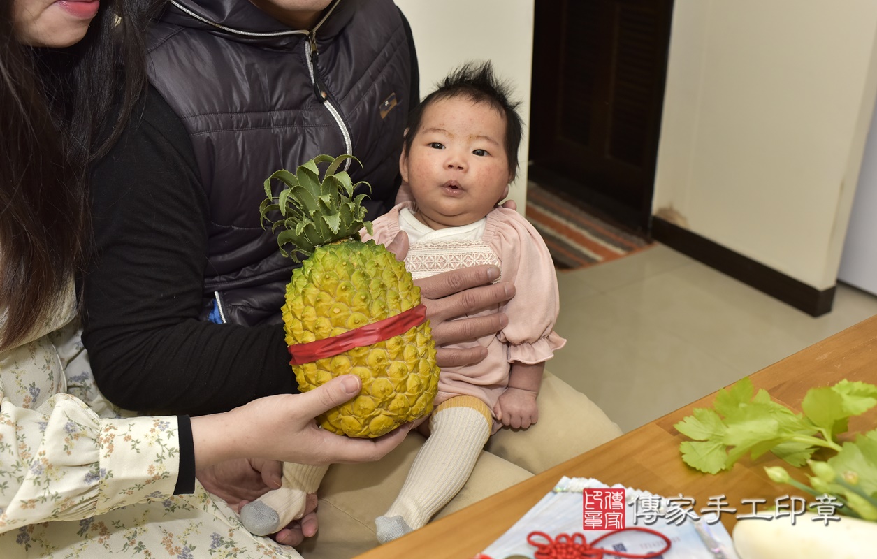 剃胎毛、滿月剃頭、嬰兒剃頭、嬰兒理髮、嬰兒剃髮、嬰兒剃胎毛、嬰兒滿月剃頭、寶寶剃頭、剃胎毛儀式、剃胎毛吉祥話、滿月剃頭儀式、滿月剃頭吉祥話、寶寶剃胎毛、寶寶滿月剃頭理髮、 新北市蘆洲區剃胎毛、新北市蘆洲區滿月剃頭、新北市蘆洲區嬰兒剃頭剃胎毛、新北市蘆洲區嬰兒理髮、新北市嬰兒剃髮、 簡寶寶(新北市蘆洲區到府嬰兒寶寶滿月剃頭理髮、到府嬰兒剃胎毛儀式吉祥話)。到府剃頭剃胎毛主持、專業拍照、DVD光碟、證書。★購買「臍帶章、肚臍章、胎毛筆刷印章」贈送：剃頭、收涎、抓周，三選一。2021.01.12照片27