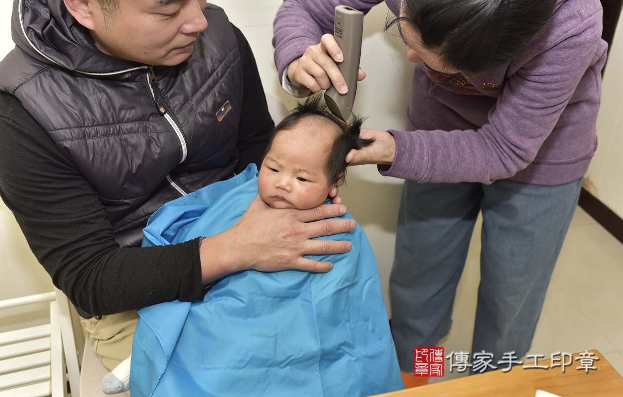 剃胎毛、滿月剃頭、嬰兒剃頭、嬰兒理髮、嬰兒剃髮、嬰兒剃胎毛、嬰兒滿月剃頭、寶寶剃頭、剃胎毛儀式、剃胎毛吉祥話、滿月剃頭儀式、滿月剃頭吉祥話、寶寶剃胎毛、寶寶滿月剃頭理髮、 新北市蘆洲區剃胎毛、新北市蘆洲區滿月剃頭、新北市蘆洲區嬰兒剃頭剃胎毛、新北市蘆洲區嬰兒理髮、新北市嬰兒剃髮、 簡寶寶(新北市蘆洲區到府嬰兒寶寶滿月剃頭理髮、到府嬰兒剃胎毛儀式吉祥話)。到府剃頭剃胎毛主持、專業拍照、DVD光碟、證書。★購買「臍帶章、肚臍章、胎毛筆刷印章」贈送：剃頭、收涎、抓周，三選一。2021.01.12照片32