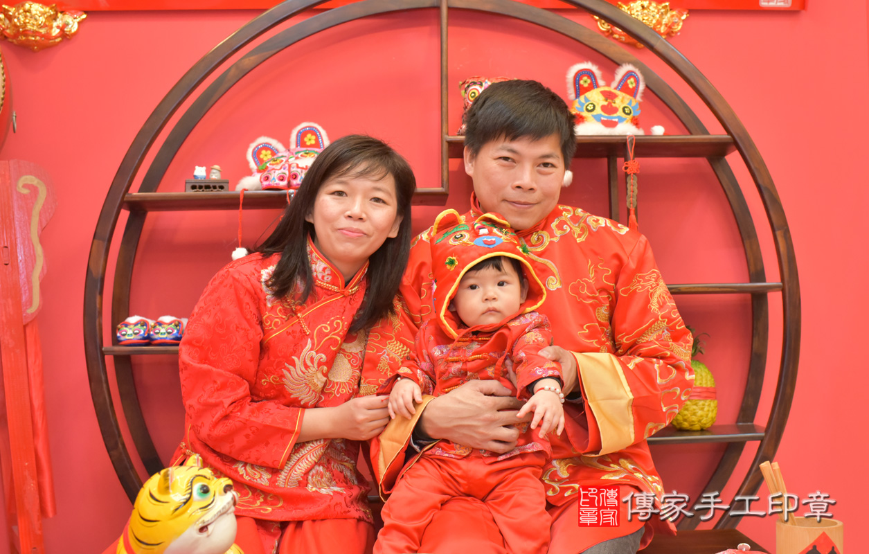 北區吳寶寶古禮抓周：寶寶戴抓周【翡翠手鍊】。照片1