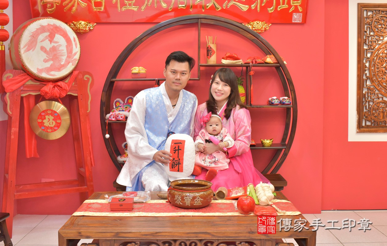 台中市北區盧寶寶古禮收涎祝福活動:收涎過程拍照。照片2