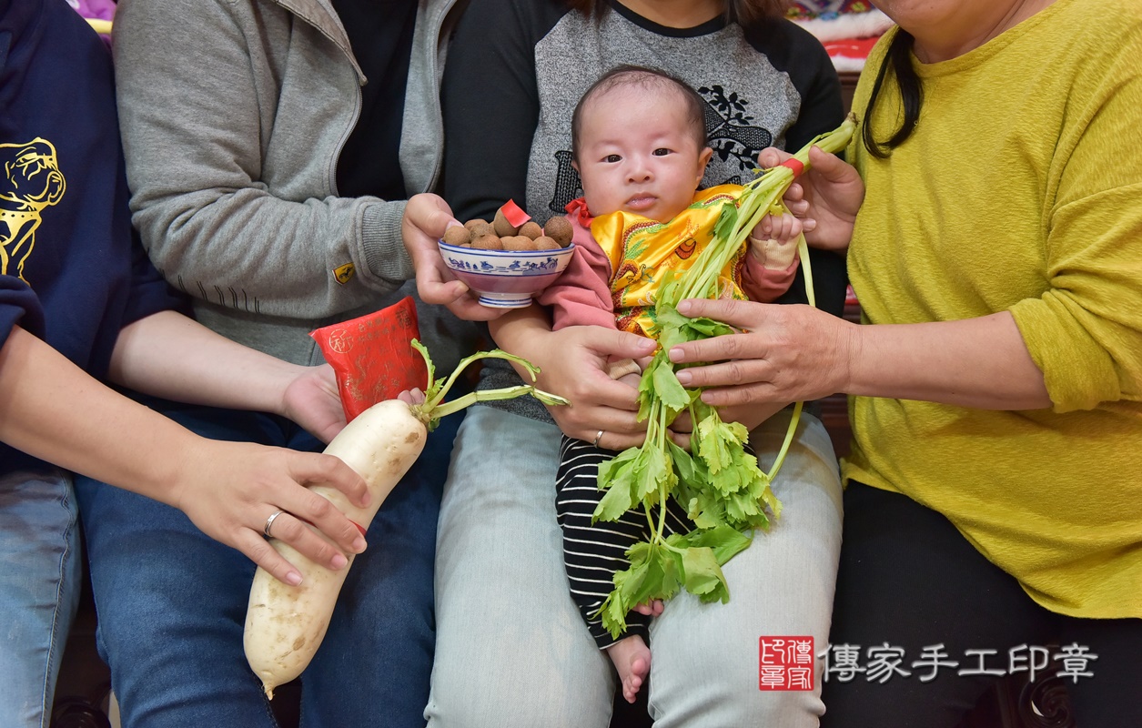 剃胎毛、滿月剃頭、嬰兒剃頭、嬰兒理髮、嬰兒剃髮、嬰兒剃胎毛、嬰兒滿月剃頭、寶寶剃頭、剃胎毛儀式、剃胎毛吉祥話、滿月剃頭儀式、滿月剃頭吉祥話、寶寶剃胎毛、寶寶滿月剃頭理髮、 新竹市香山區剃胎毛、新竹市香山區滿月剃頭、新竹市香山區嬰兒剃頭剃胎毛、新竹市香山區嬰兒理髮、新竹市嬰兒剃髮、 游寶寶(新竹市香山區嬰兒寶寶滿月剃頭理髮、嬰兒剃胎毛儀式吉祥話)。中國風會場，爸媽寶貝穿「日中韓」古裝禮服。專業拍照、DVD光碟、證書。★購買「臍帶章、肚臍章、胎毛筆刷印章」贈送：剃頭、收涎、抓周，三選一。2020.11.08照片12