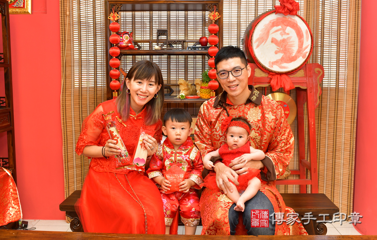 高雄市鳳山區陳寶寶古禮收涎祝福活動:收涎儀式【吃麵線】：讓寶寶長長久久、健康長壽。吃麵線的收涎儀式，是讓孩子有壽，有德，長長久久。照片1