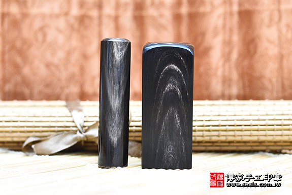 半手工篆刻印章:天然黑牛角公司大小印章實際成品、天然黑牛角印章材質介紹。(公司章、公司印章、負責人印章,一圓一方)傳家印章新竹店。2021.03.01 半手工篆刻印章:天然黑牛角公司大小印章實際成品、天然黑牛角印章材質介紹。(公司章、公司印章、負責人印章,一圓一方)傳家印章新竹店。2021.03.01
