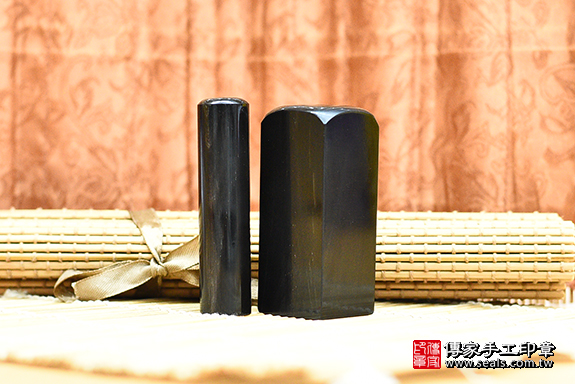 半手工篆刻印章:天然黑牛角公司大小印章實際成品、天然黑牛角印章材質介紹。(公司章、公司印章、負責人印章,一圓一方)傳家印章新竹店。2021.03.01 半手工篆刻印章:天然黑牛角公司大小印章實際成品、天然黑牛角印章材質介紹。(公司章、公司印章、負責人印章,一圓一方)傳家印章新竹店。2021.03.01