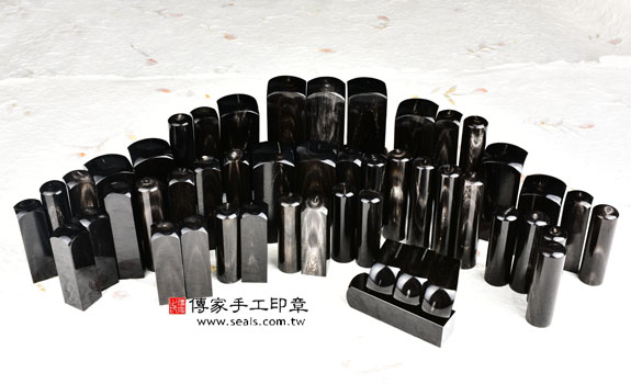 半手工篆刻印章:天然黑牛角公司大小印章實際成品、天然黑牛角印章材質介紹。(公司章、公司印章、負責人印章,一圓一方)傳家印章新竹店。2021.03.01 半手工篆刻印章:天然黑牛角公司大小印章實際成品、天然黑牛角印章材質介紹。(公司章、公司印章、負責人印章,一圓一方)傳家印章新竹店。2021.03.01