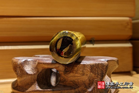 半手工噴砂印章:黃虎眼石臍髮章實際成品、印章作品分享、黃虎眼石印章材質介紹。(臍帶印章、肚臍章、肚臍印章,一圓一方)傳家手工印章高雄店。2021.03.25 半手工噴砂印章:黃虎眼石臍髮章實際成品、印章作品分享、黃虎眼石印章材質介紹。(臍帶印章、肚臍章、肚臍印章,一圓一方)傳家手工印章高雄店。2021.03.25