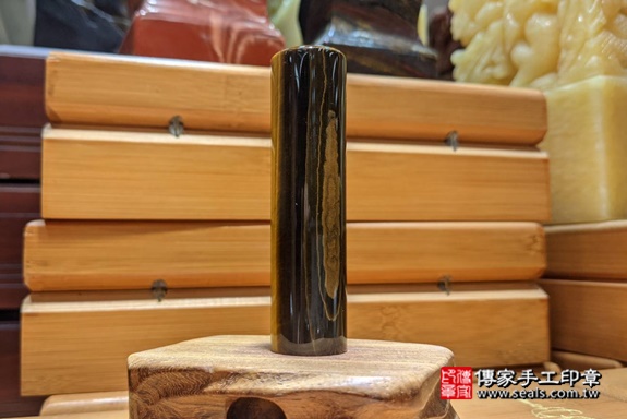 半手工噴砂印章:黃虎眼石臍髮章實際成品、印章作品分享、黃虎眼石印章材質介紹。(臍帶印章、肚臍章、肚臍印章,一圓一方)傳家手工印章高雄店。2021.03.25 半手工噴砂印章:黃虎眼石臍髮章實際成品、印章作品分享、黃虎眼石印章材質介紹。(臍帶印章、肚臍章、肚臍印章,一圓一方)傳家手工印章高雄店。2021.03.25