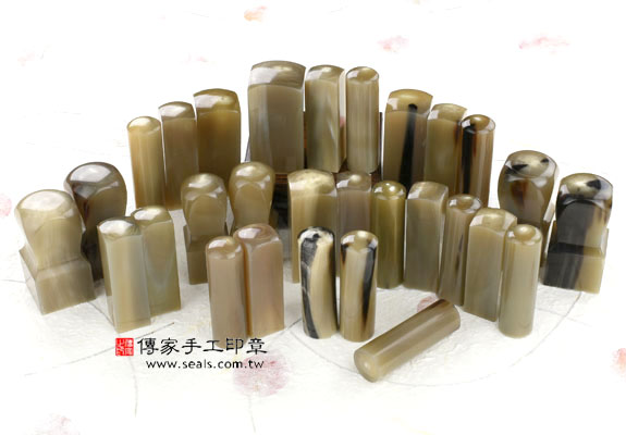 半手工篆刻印章:赤牛角開運印章實際成品、印章作品分享、赤牛角印章材質介紹。(銀行印鑑,一圓一方),傳家印章新竹店。2021.02.21 半手工篆刻印章:赤牛角開運印章實際成品、印章作品分享、赤牛角印章材質介紹。(銀行印鑑,一圓一方),傳家印章新竹店。2021.02.21