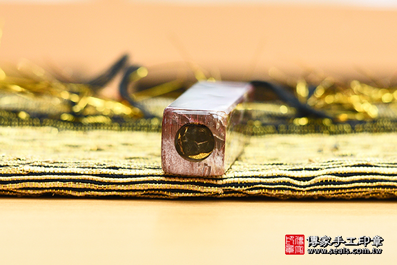 全手工噴砂印章:木化石臍帶章實際成品、印章作品分享、木化石印章材質介紹。(臍帶印章、肚臍章、肚臍印章,胎毛印章,一圓一方)傳家手工印章新竹店。 全手工噴砂印章:木化石臍帶章實際成品、印章作品分享、木化石印章材質介紹。(臍帶印章、肚臍章、肚臍印章,胎毛印章,一圓一方)傳家手工印章新竹店。