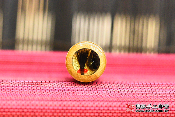 半手工噴砂印章:木紋石臍帶章實際成品、印章作品分享、木紋石印章材質介紹。(臍帶印章、肚臍章、肚臍印章,胎毛印章,一圓一方)傳家手工印章新竹店。2021.02.26 半手工噴砂印章:木紋石臍帶章實際成品、印章作品分享、木紋石印章材質介紹。(臍帶印章、肚臍章、肚臍印章,胎毛印章,一圓一方)傳家手工印章新竹店。2021.02.26