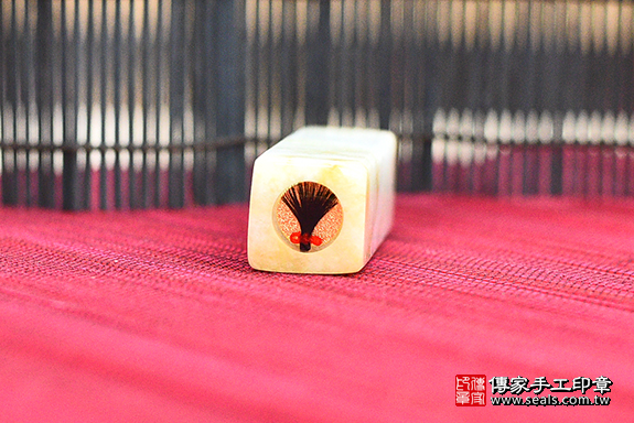 半手工噴砂印章：新疆黃玉臍帶章實際成品、印章作品分享、新疆黃玉印章材質介紹。（臍帶印章、肚臍章、肚臍印章，胎毛印章，一圓一方）傳家手工印章新竹店。2021.03.02