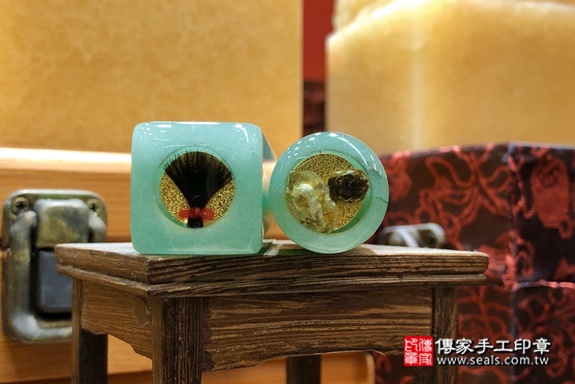 全手工噴砂印章:東菱玉臍帶章實際成品、印章作品分享、東菱玉印章材質介紹。(臍帶印章、肚臍章、肚臍印章,一圓一方)傳家手工印章高雄店。2021.03.28 全手工噴砂印章:東菱玉臍帶章實際成品、印章作品分享、東菱玉印章材質介紹。(臍帶印章、肚臍章、肚臍印章,一圓一方)傳家手工印章高雄店。2021.03.28