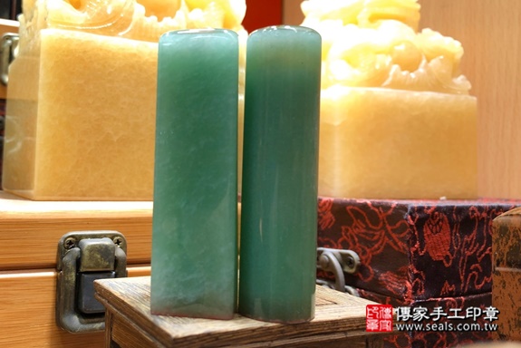 全手工噴砂印章:東菱玉臍帶章實際成品、印章作品分享、東菱玉印章材質介紹。(臍帶印章、肚臍章、肚臍印章,一圓一方)傳家手工印章高雄店。2021.03.28 全手工噴砂印章:東菱玉臍帶章實際成品、印章作品分享、東菱玉印章材質介紹。(臍帶印章、肚臍章、肚臍印章,一圓一方)傳家手工印章高雄店。2021.03.28