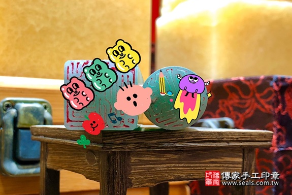 全手工噴砂印章:東菱玉臍帶章實際成品、印章作品分享、東菱玉印章材質介紹。(臍帶印章、肚臍章、肚臍印章,一圓一方)傳家手工印章高雄店。2021.03.28 全手工噴砂印章:東菱玉臍帶章實際成品、印章作品分享、東菱玉印章材質介紹。(臍帶印章、肚臍章、肚臍印章,一圓一方)傳家手工印章高雄店。2021.03.28