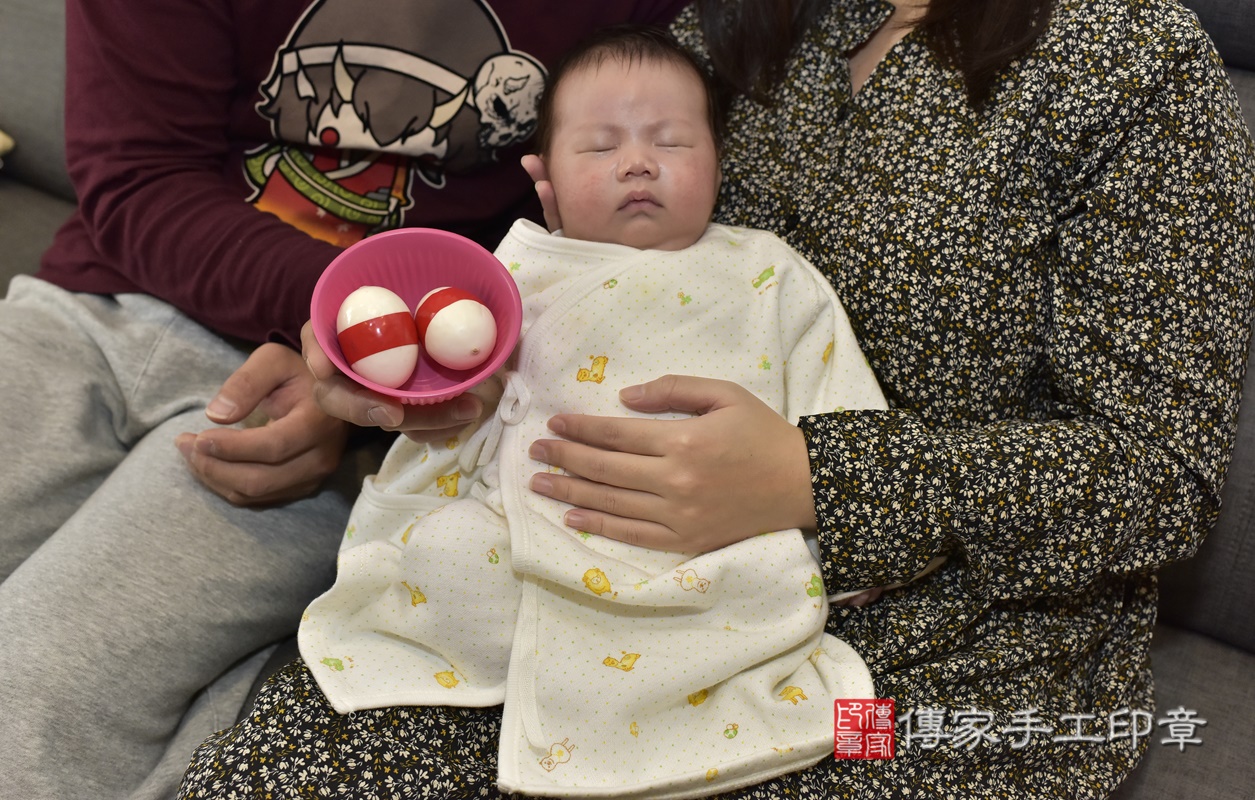 剃胎毛、滿月剃頭、嬰兒剃頭、嬰兒理髮、嬰兒剃髮、嬰兒剃胎毛、嬰兒滿月剃頭、寶寶剃頭、剃胎毛儀式、剃胎毛吉祥話、滿月剃頭儀式、滿月剃頭吉祥話、寶寶剃胎毛、寶寶滿月剃頭理髮、 新北市五股區剃胎毛、新北市五股區滿月剃頭、新北市五股區嬰兒剃頭剃胎毛、新北市五股區嬰兒理髮、新北市嬰兒剃髮、 方寶寶(新北市五股區到府嬰兒寶寶滿月剃頭理髮、到府嬰兒剃胎毛儀式吉祥話)。到府剃頭剃胎毛主持、專業拍照、DVD光碟、證書。★購買「臍帶章、肚臍章、胎毛筆刷印章」贈送：剃頭、收涎、抓周，三選一。2021.01.15照片7