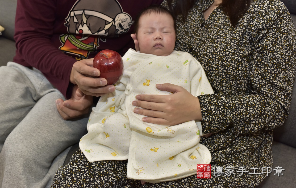 剃胎毛、滿月剃頭、嬰兒剃頭、嬰兒理髮、嬰兒剃髮、嬰兒剃胎毛、嬰兒滿月剃頭、寶寶剃頭、剃胎毛儀式、剃胎毛吉祥話、滿月剃頭儀式、滿月剃頭吉祥話、寶寶剃胎毛、寶寶滿月剃頭理髮、 新北市五股區剃胎毛、新北市五股區滿月剃頭、新北市五股區嬰兒剃頭剃胎毛、新北市五股區嬰兒理髮、新北市嬰兒剃髮、 方寶寶(新北市五股區到府嬰兒寶寶滿月剃頭理髮、到府嬰兒剃胎毛儀式吉祥話)。到府剃頭剃胎毛主持、專業拍照、DVD光碟、證書。★購買「臍帶章、肚臍章、胎毛筆刷印章」贈送：剃頭、收涎、抓周，三選一。2021.01.15照片15
