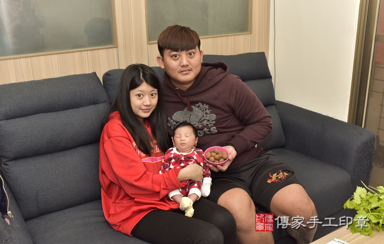剃胎毛、滿月剃頭、嬰兒剃頭、嬰兒理髮、嬰兒剃髮、嬰兒剃胎毛、嬰兒滿月剃頭、寶寶剃頭、剃胎毛儀式、剃胎毛吉祥話、滿月剃頭儀式、滿月剃頭吉祥話、寶寶剃胎毛、寶寶滿月剃頭理髮、 新北市新莊區剃胎毛、新北市新莊區滿月剃頭、新北市新莊區嬰兒剃頭剃胎毛、新北市新莊區嬰兒理髮、新北市嬰兒剃髮、 高寶寶(新北市新莊區到府嬰兒寶寶滿月剃頭理髮、到府嬰兒剃胎毛儀式吉祥話)。到府剃頭剃胎毛主持、專業拍照、DVD光碟、證書。★購買「臍帶章、肚臍章、胎毛筆刷印章」贈送：剃頭、收涎、抓周，三選一。2021.01.19照片13