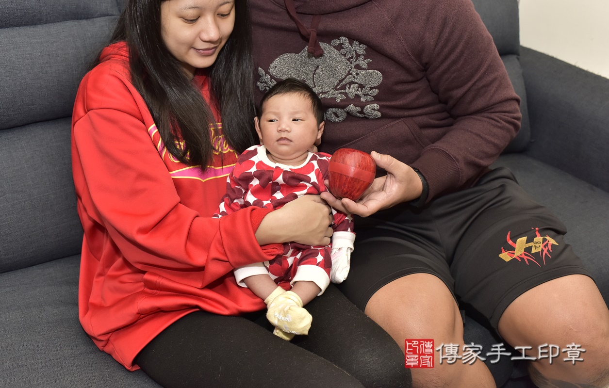 剃胎毛、滿月剃頭、嬰兒剃頭、嬰兒理髮、嬰兒剃髮、嬰兒剃胎毛、嬰兒滿月剃頭、寶寶剃頭、剃胎毛儀式、剃胎毛吉祥話、滿月剃頭儀式、滿月剃頭吉祥話、寶寶剃胎毛、寶寶滿月剃頭理髮、 新北市新莊區剃胎毛、新北市新莊區滿月剃頭、新北市新莊區嬰兒剃頭剃胎毛、新北市新莊區嬰兒理髮、新北市嬰兒剃髮、 高寶寶(新北市新莊區到府嬰兒寶寶滿月剃頭理髮、到府嬰兒剃胎毛儀式吉祥話)。到府剃頭剃胎毛主持、專業拍照、DVD光碟、證書。★購買「臍帶章、肚臍章、胎毛筆刷印章」贈送：剃頭、收涎、抓周，三選一。2021.01.19照片16