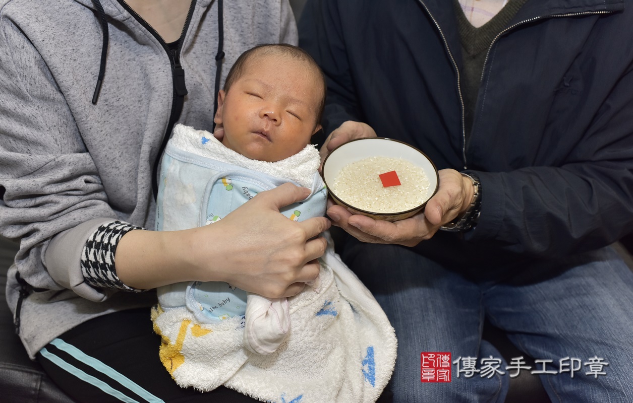 剃胎毛、滿月剃頭、嬰兒剃頭、嬰兒理髮、嬰兒剃髮、嬰兒剃胎毛、嬰兒滿月剃頭、寶寶剃頭、剃胎毛儀式、剃胎毛吉祥話、滿月剃頭儀式、滿月剃頭吉祥話、寶寶剃胎毛、寶寶滿月剃頭理髮、 新北市板橋區剃胎毛、新北市板橋區滿月剃頭、新北市板橋區嬰兒剃頭剃胎毛、新北市板橋區嬰兒理髮、新北市嬰兒剃髮、 游寶寶(新北市板橋區到府嬰兒寶寶滿月剃頭理髮、到府嬰兒剃胎毛儀式吉祥話)。到府剃頭剃胎毛主持、專業拍照、DVD光碟、證書。★購買「臍帶章、肚臍章、胎毛筆刷印章」贈送：剃頭、收涎、抓周，三選一。2021.01.20照片11