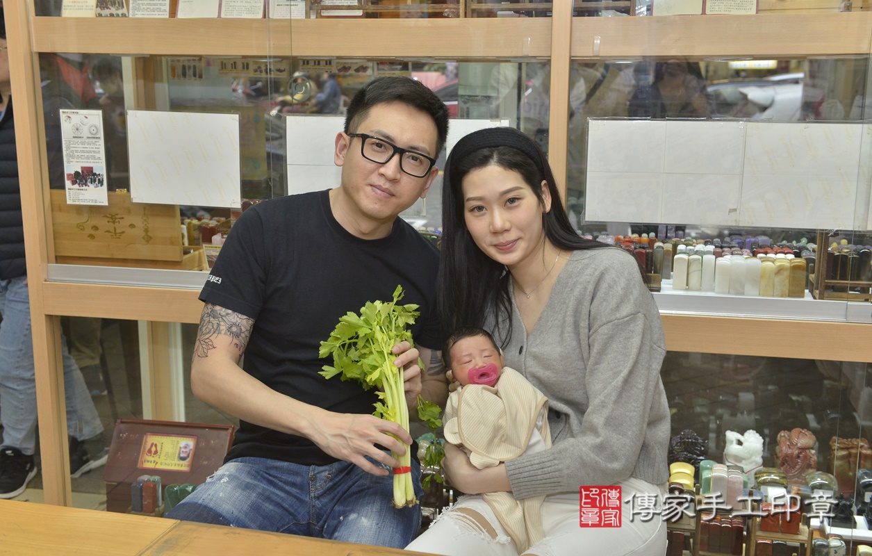 剃胎毛、滿月剃頭、嬰兒剃頭、嬰兒理髮、嬰兒剃髮、嬰兒剃胎毛、嬰兒滿月剃頭、寶寶剃頭、剃胎毛儀式、剃胎毛吉祥話、滿月剃頭儀式、滿月剃頭吉祥話、寶寶剃胎毛、寶寶滿月剃頭理髮、 新北市永和區剃胎毛、新北市永和區滿月剃頭、新北市永和區嬰兒剃頭剃胎毛、新北市永和區嬰兒理髮、新北市嬰兒剃髮、 黃寶寶(新北市永和區嬰兒寶寶滿月剃頭理髮、嬰兒剃胎毛儀式吉祥話)。中國風會場，爸媽寶貝穿「日中韓」古裝禮服。專業拍照、DVD光碟、證書。★購買「臍帶章、肚臍章、胎毛筆刷印章」贈送：剃頭、收涎、抓周，三選一。2021.02.06照片13
