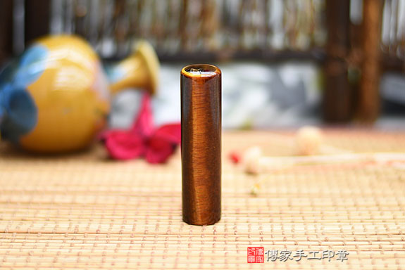 全手工噴砂印章：紅虎眼石臍帶章實際成品、印章作品分享、紅虎眼石印章材質介紹。（臍帶印章、肚臍章、肚臍印章，胎毛印章，一圓一方）傳家手工印章桃園店。2021.03.03