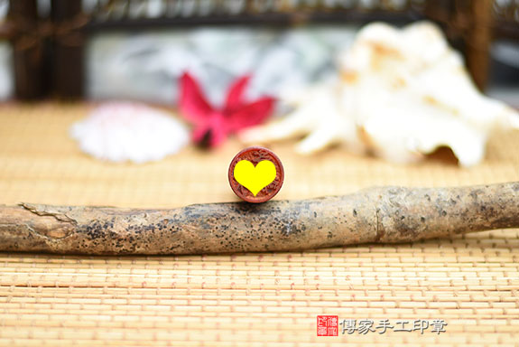 半手工噴砂印章:紅紫東菱玉臍帶章實際成品、印章作品分享、紅紫東菱玉印章材質介紹。(臍帶印章、肚臍章、肚臍印章,胎毛印章,一圓一方)傳家手工印章桃園店。2021.03.08 半手工噴砂印章:紅紫東菱玉臍帶章實際成品、印章作品分享、紅紫東菱玉印章材質介紹。(臍帶印章、肚臍章、肚臍印章,胎毛印章,一圓一方)傳家手工印章桃園店。2021.03.08