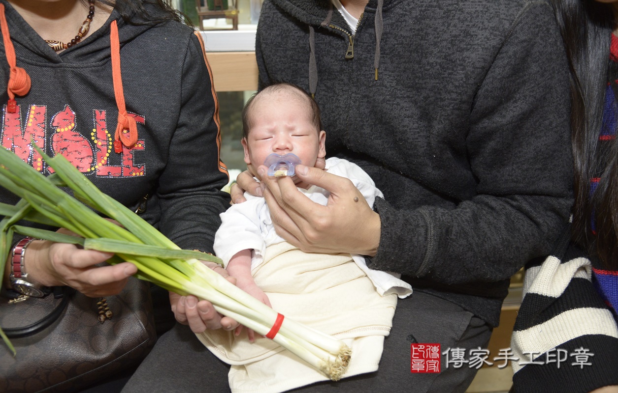 剃胎毛、滿月剃頭、嬰兒剃頭、嬰兒理髮、嬰兒剃髮、嬰兒剃胎毛、嬰兒滿月剃頭、寶寶剃頭、剃胎毛儀式、剃胎毛吉祥話、滿月剃頭儀式、滿月剃頭吉祥話、寶寶剃胎毛、寶寶滿月剃頭理髮、 新北市永和區剃胎毛、新北市永和區滿月剃頭、新北市永和區嬰兒剃頭剃胎毛、新北市永和區嬰兒理髮、新北市嬰兒剃髮、 陳寶寶(新北市永和區嬰兒寶寶滿月剃頭理髮、嬰兒剃胎毛儀式吉祥話)。中國風會場，爸媽寶貝穿「日中韓」古裝禮服。專業拍照、DVD光碟、證書。★購買「臍帶章、肚臍章、胎毛筆刷印章」贈送：剃頭、收涎、抓周，三選一。2021.02.20照片23
