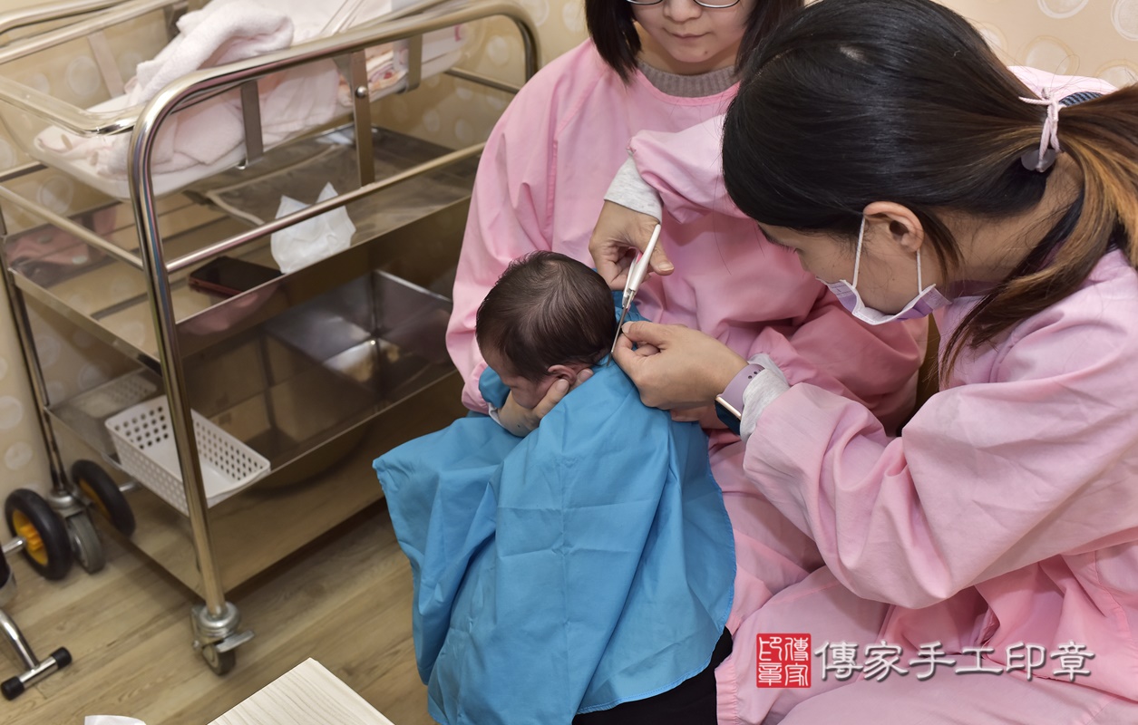 剃胎毛、滿月剃頭、嬰兒剃頭、嬰兒理髮、嬰兒剃髮、嬰兒剃胎毛、嬰兒滿月剃頭、寶寶剃頭、剃胎毛儀式、剃胎毛吉祥話、滿月剃頭儀式、滿月剃頭吉祥話、寶寶剃胎毛、寶寶滿月剃頭理髮、 新北市永和區剃胎毛、新北市永和區滿月剃頭、新北市永和區嬰兒剃頭剃胎毛、新北市永和區嬰兒理髮、新北市嬰兒剃髮、 何寶寶(新北市永和區到府嬰兒寶寶滿月剃頭理髮、到府嬰兒剃胎毛儀式吉祥話)。到府剃頭剃胎毛主持、專業拍照、DVD光碟、證書。★購買「臍帶章、肚臍章、胎毛筆刷印章」贈送：剃頭、收涎、抓周，三選一。2021.02.21照片27